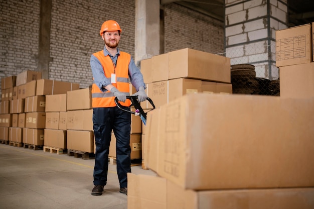 Männlicher Arbeiter, der Sicherheitsausrüstung bei der Arbeit trägt