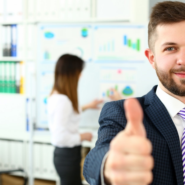 Männlicher Arm zeigen OK oder bestätigen während der Konferenz im Büro