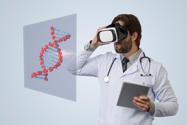 Männlicher Arzt an einer grauen Wand unter Verwendung einer Virtual-Reality-Brille, die eine virtuelle DNA betrachtet