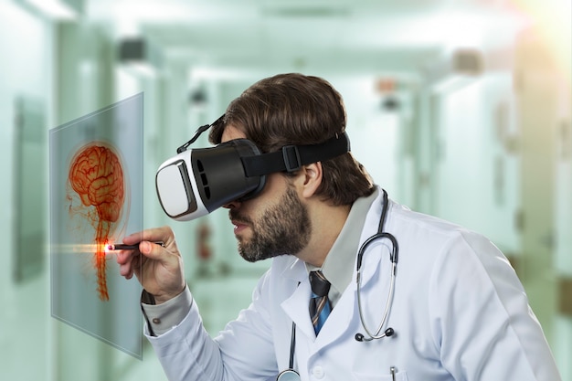 Männlicher Arzt in einem Krankenhaus, der eine Virtual-Reality-Brille verwendet und ein virtuelles Gehirn betrachtet