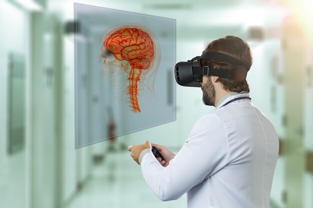 Männlicher Arzt in einem Krankenhaus, der eine Virtual-Reality-Brille verwendet und ein virtuelles Gehirn betrachtet