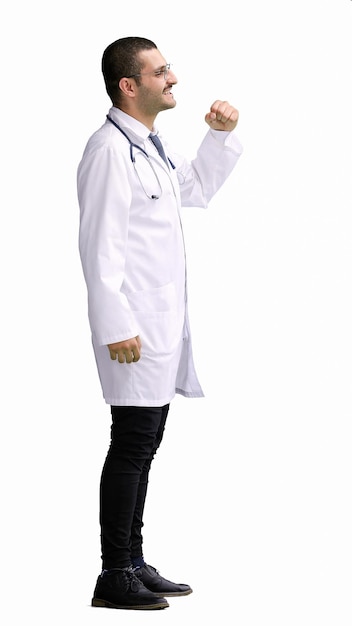 männlicher Arzt in einem weißen Mantel auf einem weißen Hintergrund im Profil