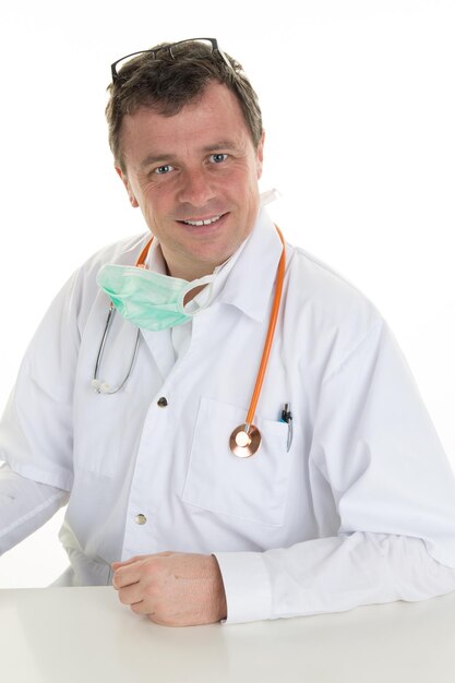 Männlicher Arzt in medizinischer Maske isoliert auf weiß