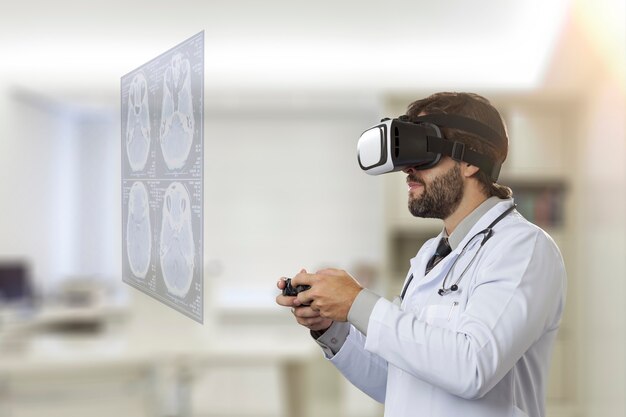 Foto männlicher arzt in seinem büro, der eine virtual-reality-brille benutzt und einen virtuellen bildschirm betrachtet