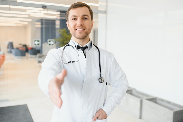 Männlicher Arzt steht in der Halle des Krankenhauses