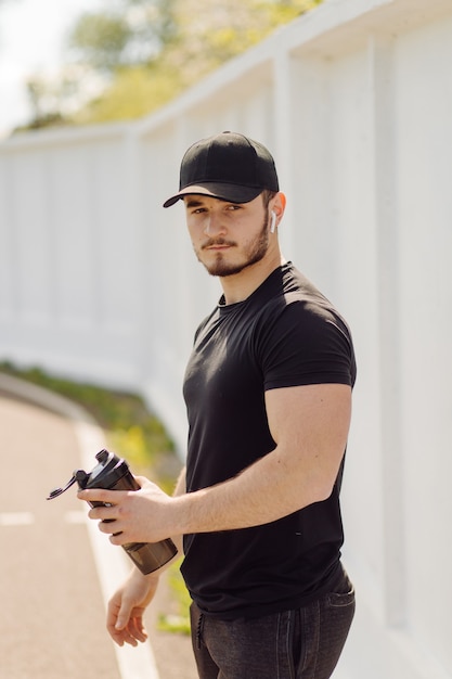 Männlicher Athlet, der Eignungstraining tut. Training außerhalb des Fitnessraums.