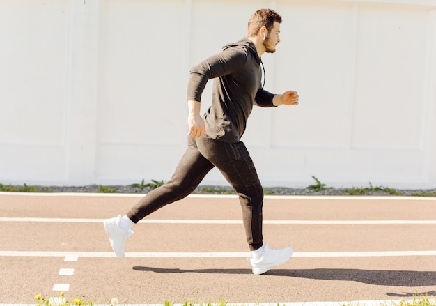 Männlicher Athlet, der Eignungstraining tut. Training außerhalb des Fitnessraums.