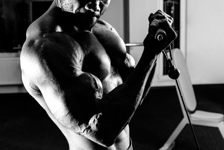 Foto männlicher athlet hebt den hantelbizeps im fitnessstudio an