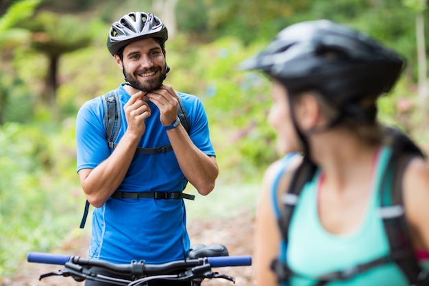 Männlicher athletischer tragender Fahrradhelm