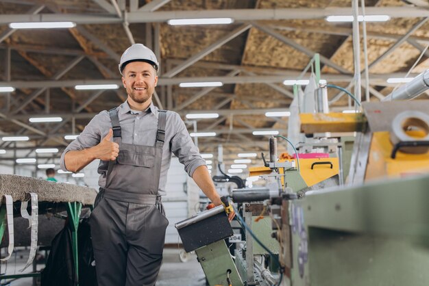 Foto männlicher bärtiger fabrikarbeiter programmiert eine cnc-fräsmaschine mit kopierraum