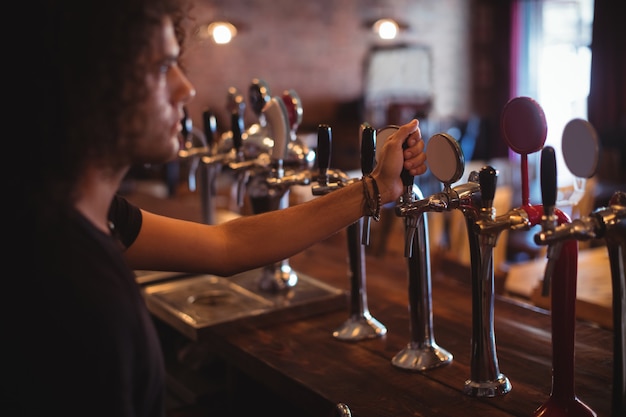 Männlicher Barkeeper am Bartheke