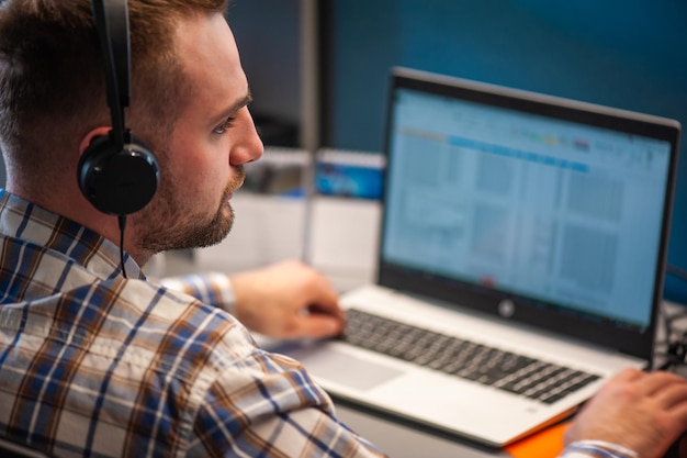 Foto männlicher büroangestellter, der computerbildschirm mit daten betrachtet