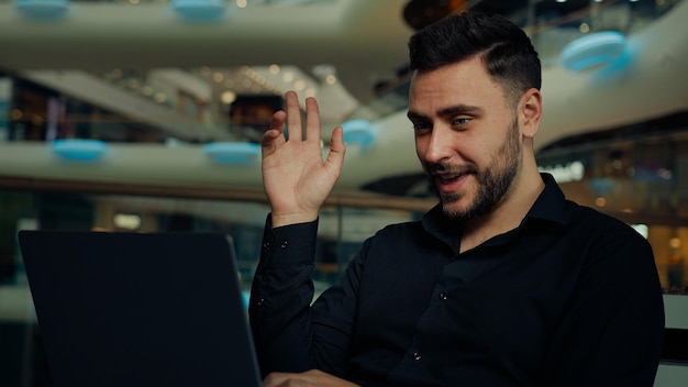 Männlicher Business Coach selbstbewusster arabischer Geschäftsmann sitzt im Business Center und macht Video