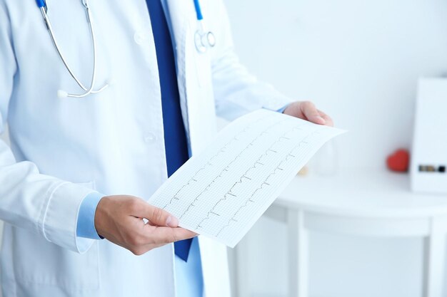 Foto männlicher doktor bei der arbeit im klinikbüro