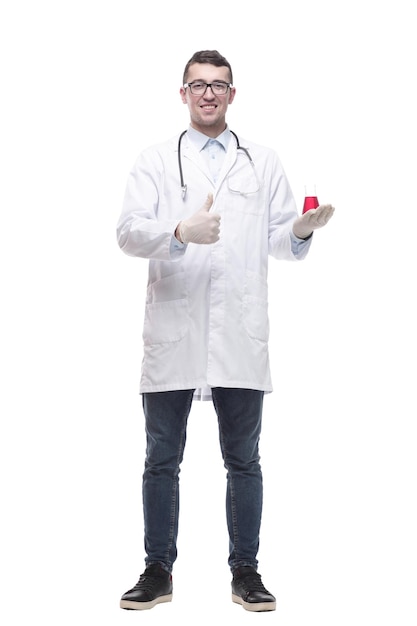 Männlicher Doktor mit einer Laborflasche lokalisiert auf einem Weiß