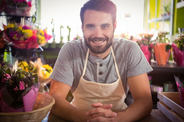 Männlicher Florist an seinem Blumenladen