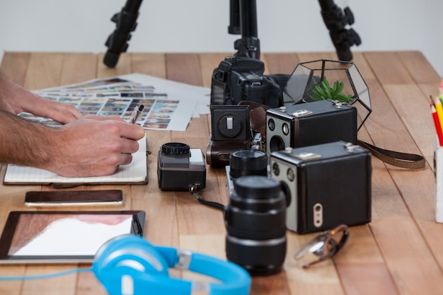 Männlicher Fotograf, der am Schreibtisch arbeitet