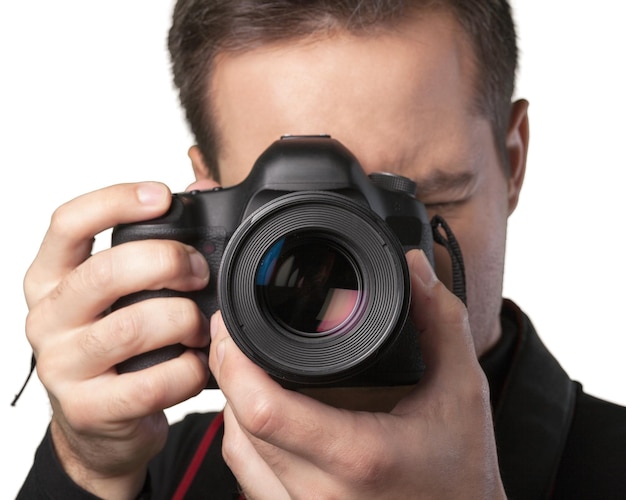 Männlicher Fotograf mit Kamera auf hellem Hintergrund