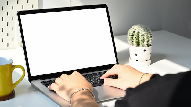 Männlicher Freiberufler mit Laptop-Computer im Heimbüro Leerer Bildschirm für Ihre Grafikdisplay-Montage