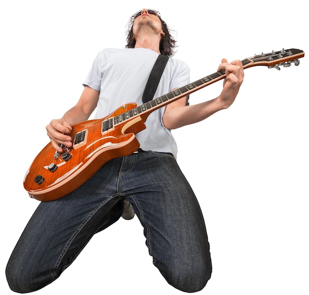 Männlicher Gitarrist, der Musik auf weißem Hintergrund spielt
