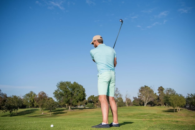 Männlicher Golfspieler auf professionellem Golfplatz Porträt des Golfspielers in der Kappe mit Golfschläger