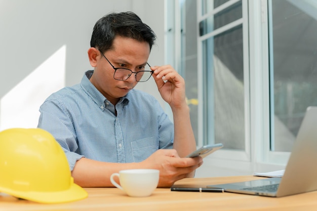 Männlicher Ingenieur, der im Büro sitzt