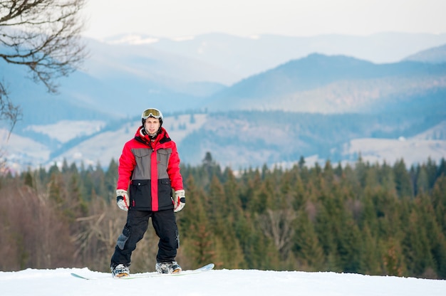 Männlicher Internatsschüler auf seinem Snowboard am Winererholungsort