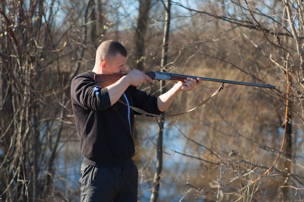 Männlicher Jäger, der die Jagd während einer Jagdgesellschaft anstrebt