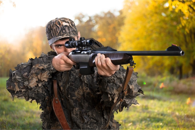 Foto männlicher jäger mit gewehr