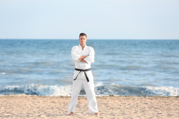 Foto männlicher karate-lehrer im freien