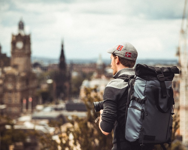 Männlicher kaukasischer Reisender mit einer Kamera in Edinburgh, Schottland