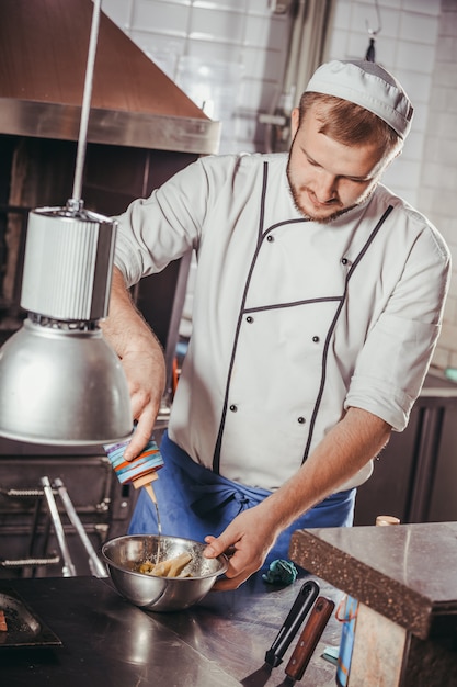 Männlicher Koch, der Mahlzeit vorbereitet