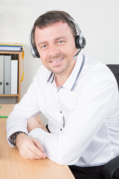 Foto männlicher kundendienstmitarbeiter im call-center-büro