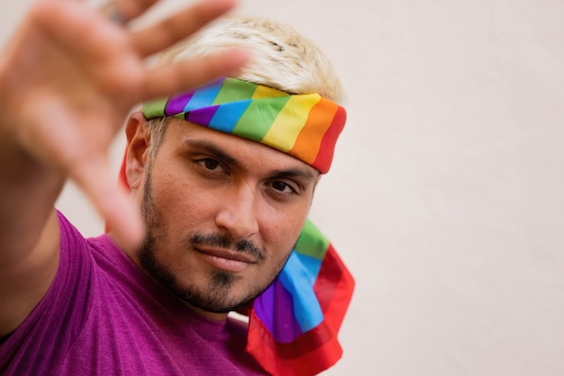 Männlicher LGBT-Aktivist, der aufhört zu gestikulieren