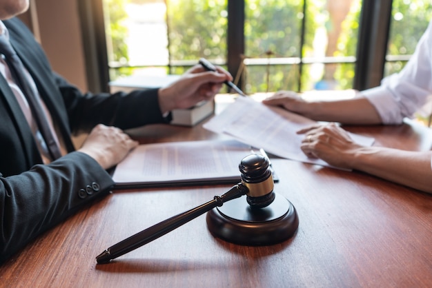 Männlicher Notaranwalt oder Richter konsultieren oder besprechen Vertragspapiere