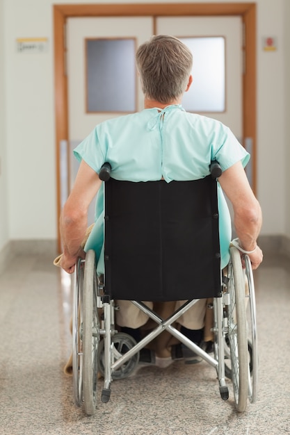 Männlicher Patient, der in einem Rollstuhl sitzt