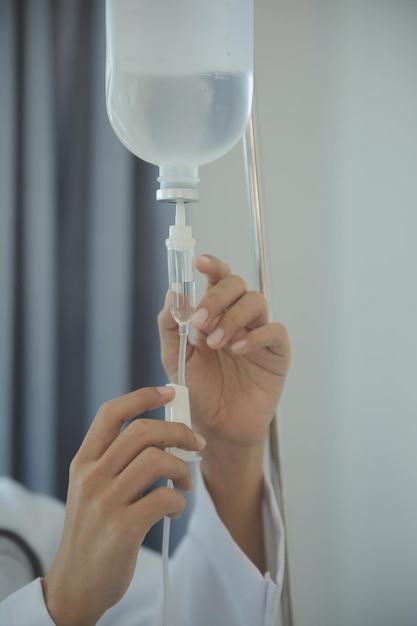 Foto männlicher patient, der sich mit einem arzt oder psychiater beraten hat, der an einer diagnostischen untersuchung auf männerkrankheiten oder psychische erkrankungen in einer medizinischen klinik oder einem krankenhaus für psychische gesundheit arbeitet