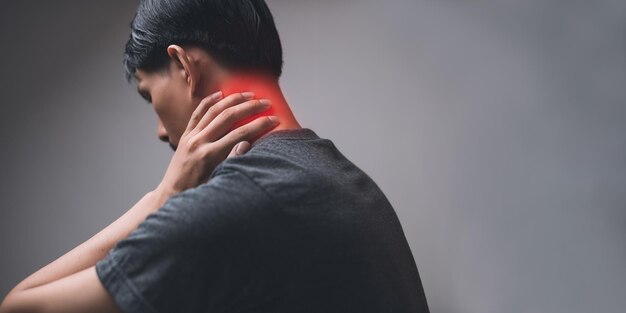 Männlicher Patient mit Schmerzen im Nackenknochen Sehnenschmerzverletzung nach medizinischen Grundsätzen