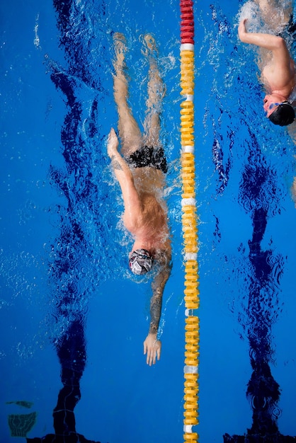 Männlicher professioneller Wettkampfschwimmer im Schwimmbad