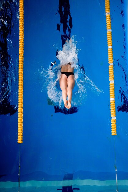 Foto männlicher professioneller wettkampfschwimmer im schwimmbad