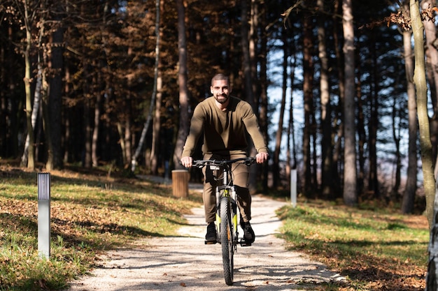 Männlicher Radfahrer, der Fahrrad in den Bergen fährt