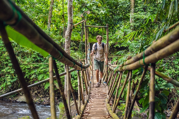 Männlicher Reisender auf der Hängebrücke in Bali