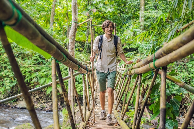 Männlicher Reisender auf der Hängebrücke in Bali