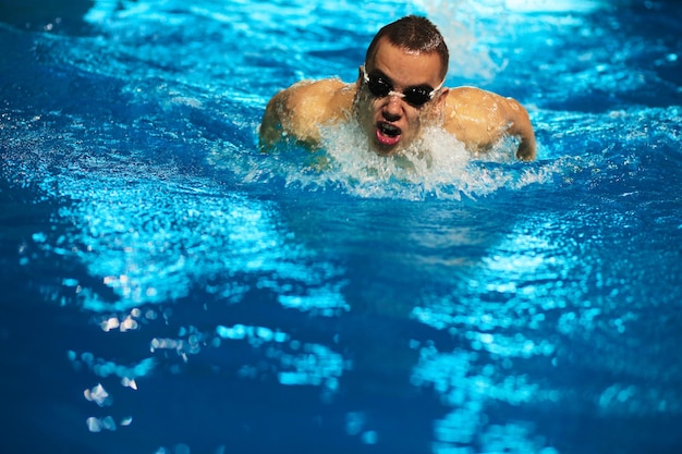 Männlicher Schwimmer am Swimmingpool Unterwasserfoto