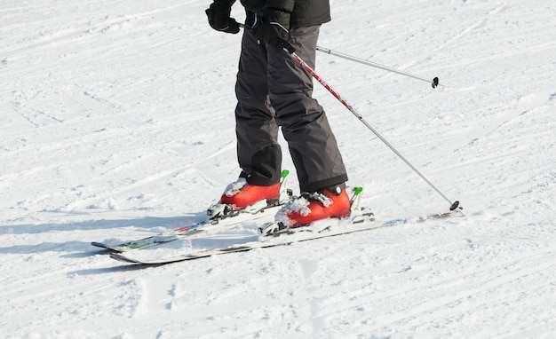 Männlicher Skifahrer, der im frischen Schnee Ski fährt