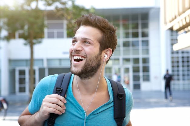 Männlicher Student, der auf dem Campus geht