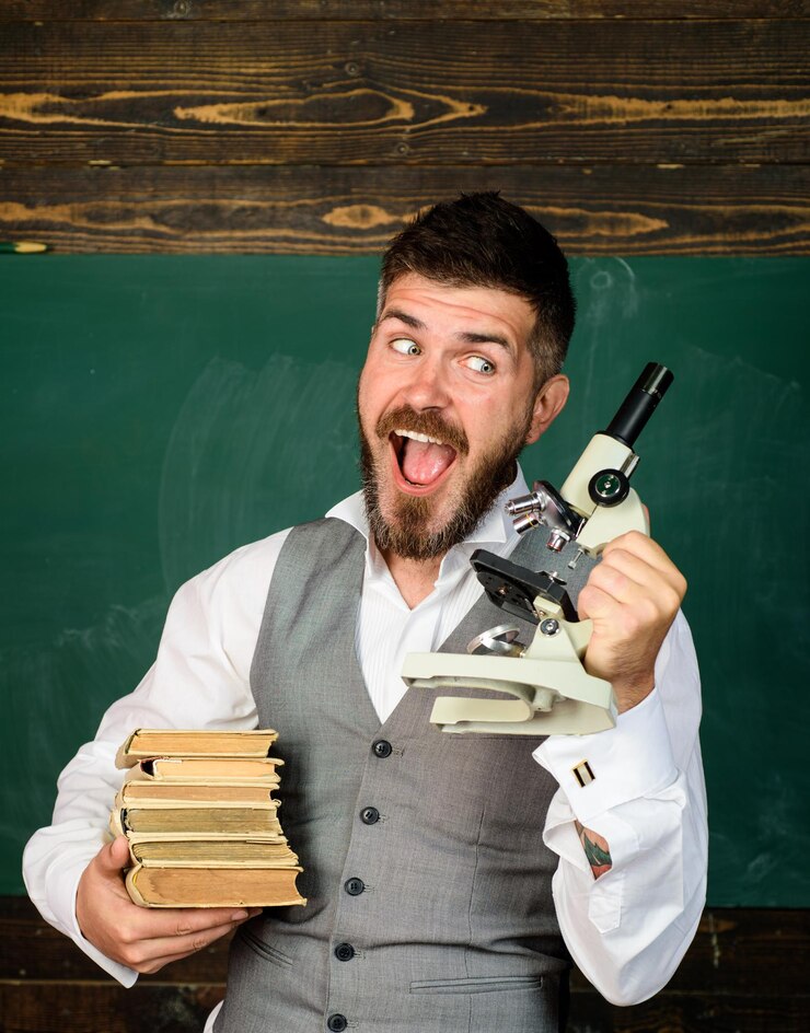 Foto männlicher student im biologie- oder chemieunterricht im universitätswissenschaftler hält bücher und