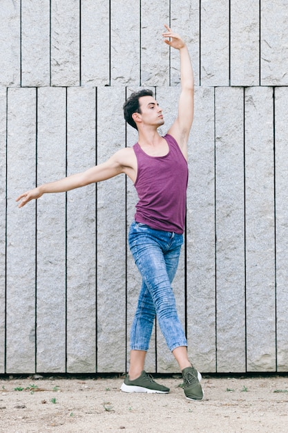 Männlicher Tänzer auf einer Ballettpose mit Eleganz und Ausgeglichenheit