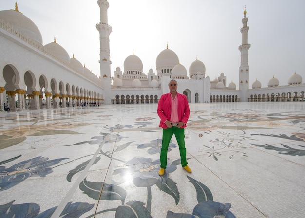 männlicher Tourist auf dem Platz der Weißen Moschee Emirates Abu Dhabi