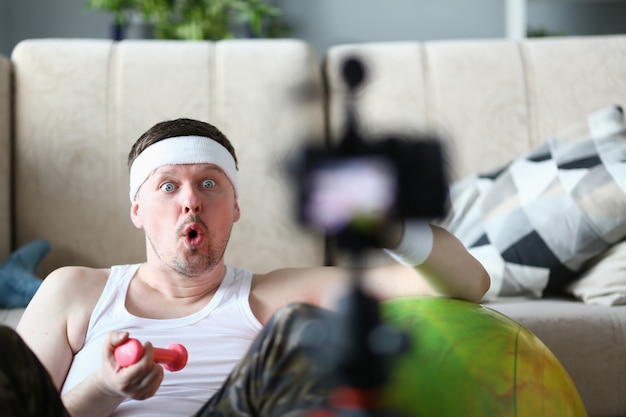 Männlicher Vlogger hält Dummköpfe in seinem